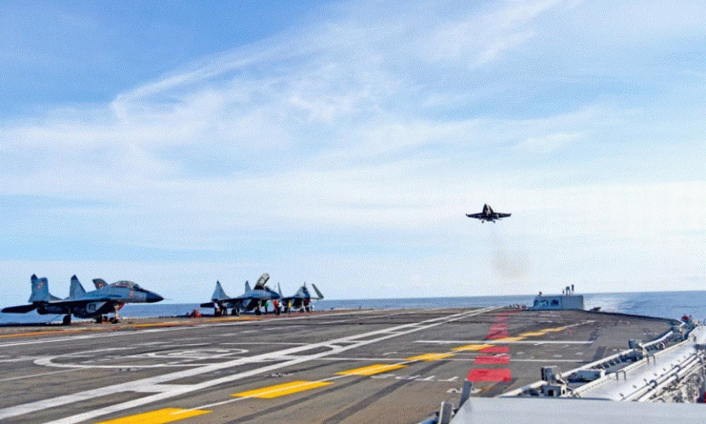 Συντριβή ινδικού μαχητικού αεροσκάφους στην Αραβική Θάλασσα - Νεκρός ο ένας πιλότος